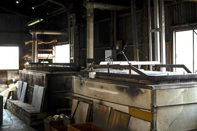 Kanazawa Art: Traditional Pottery Workplace Insights - Key Points