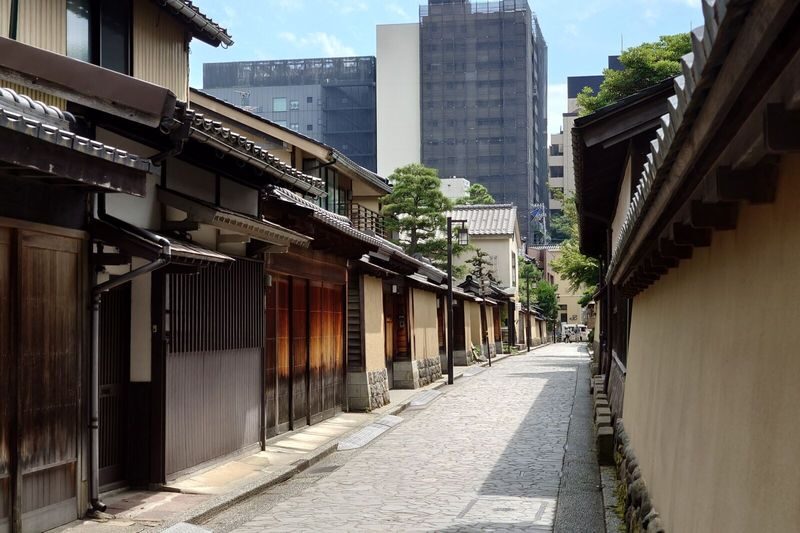 Kanazawa City, Nagamachi, Gyokusen-en, & Higashi Chaya District Tour - Oyama Shrine and the approach to the castle
