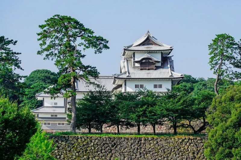 Kanazawa Day Tour: Geisha District, Kenrokuen Garden and the Castle - Kanazawa Castle and Oyama Shrine: power and remembrance