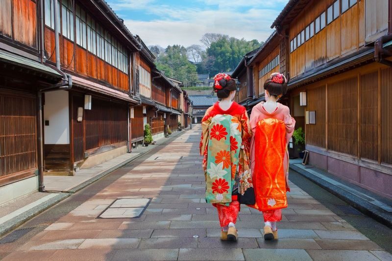 Kanazawa Half Day Historical Photo Spot Walking Tour - The Asano River links the old quarters