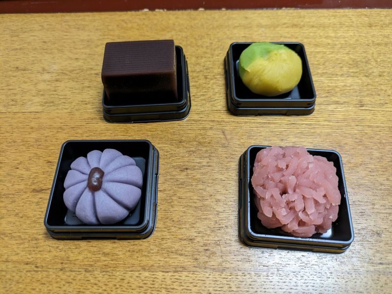 Kanazawa Walking Tour: Gold Leaf, Japanese Sweets and Ninja Stars - Making a gold leaf plate