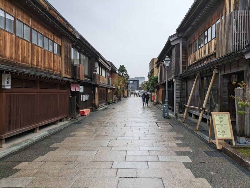 Kanazawa Walking Tour: Gold Leaf, Japanese Sweets and Ninja Stars - A slower route through shrines, art and museums