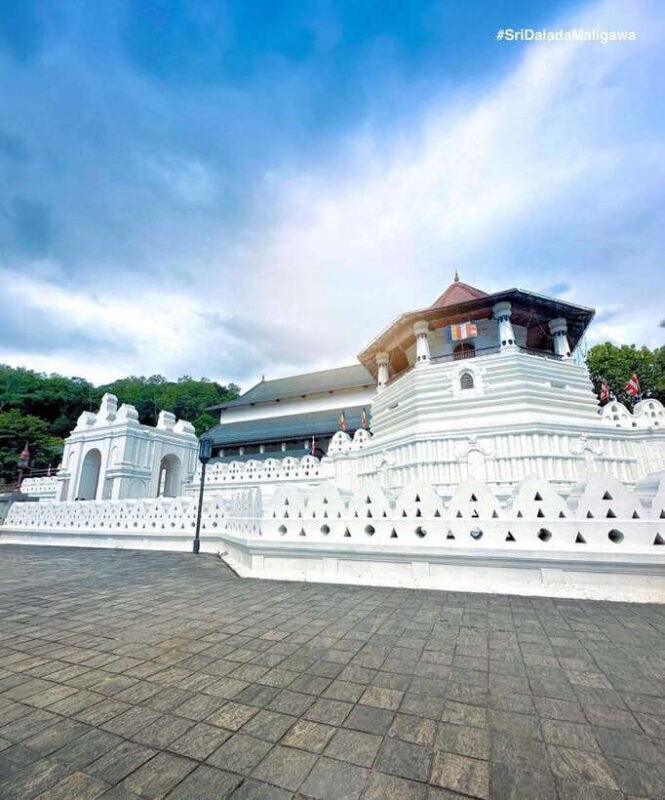 Kandy: 2-Day Tour Kandy ,Ambuluwawa Tower with Accommodation - Key Points