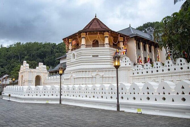 Kandy City Sightseeing and Ambuluwawa Tower by Tuk Tuk Tour - Exploring Kandy with a Tuk Tuk
