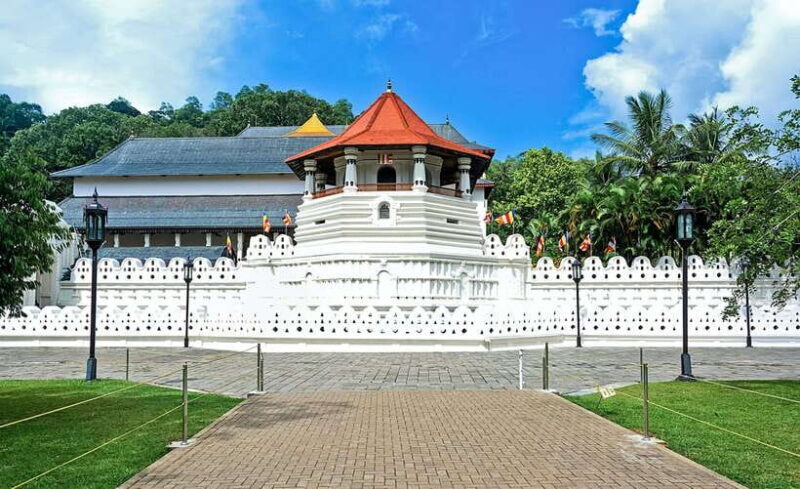 Kandy Private City Tour With Local Guide - Key Points