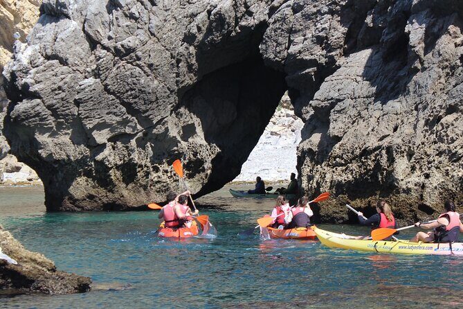 Kayak tour from Sesimbra to Ribeira do Cavalo Beach, passing through the caves - Key Points