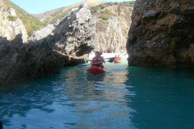 Kayak tour from Sesimbra to Ribeira do Cavalo Beach, passing through the caves - FAQ