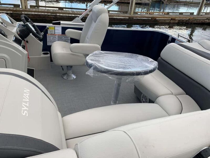 Kelowna: Sylvan Mirage Cruise Pontoon for rent - Discovering Kelowna’s Waterways with Sunwave Boat Rentals