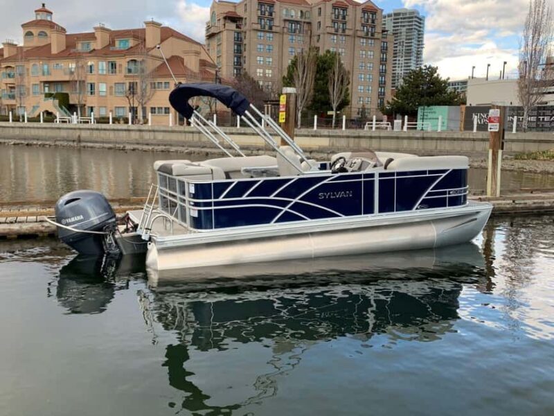 Kelowna: Sylvan Mirage Cruise Pontoon for rent - What the Experience Looks Like