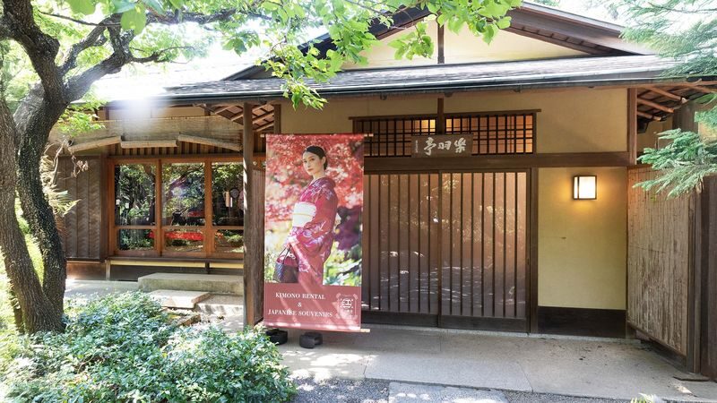 Kimono Rental inside Shinjuku Gyoen National Garden: KOUICHI STORE - Wearing the outfit in Shinjuku Gyoen