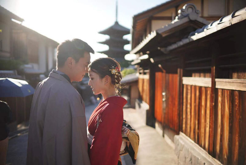 Kimono Rental (Kyoto/Provided by Kimono Rental Kanwa Yasaka Shrine) - Walking from Yasaka Shrine to Kiyomizu-dera