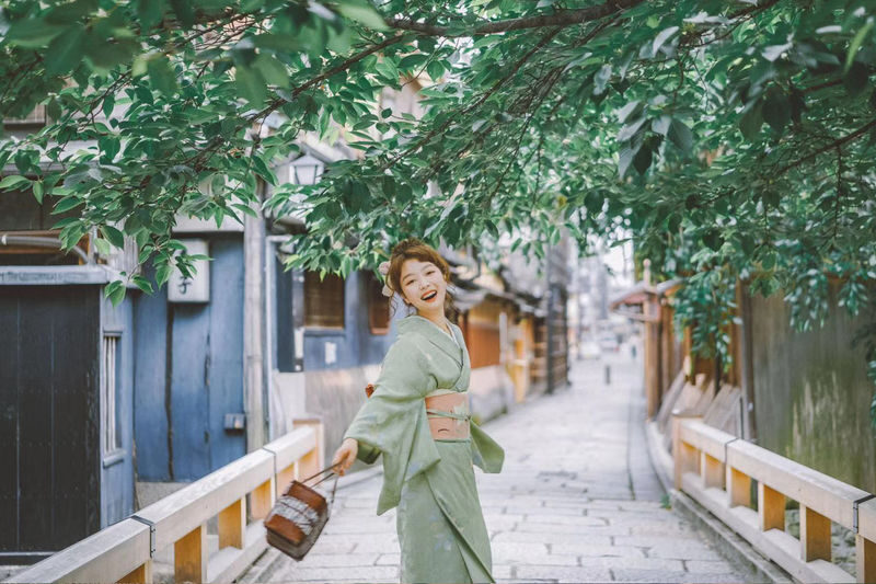 Kimono & Yukata Rental & Photo Shoot (Osaka Kimono Rei Shinsaibashi) - Booking a photographer for posed shots