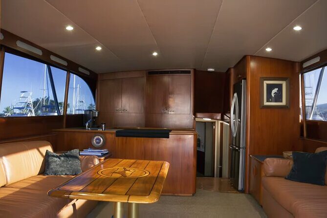 Kona Hawaii Deep Sea Luxury Fishing Trip on Bite Me 5 - Key Points