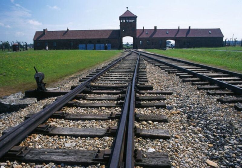 Kraków: 3-Day Wawel Castle, Wieliczka, and Auschwitz Tour - Experience the Heart of Kraków in Three Days