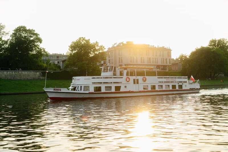 Krakow: Evening Sightseeing Cruise with Drink - Key Points