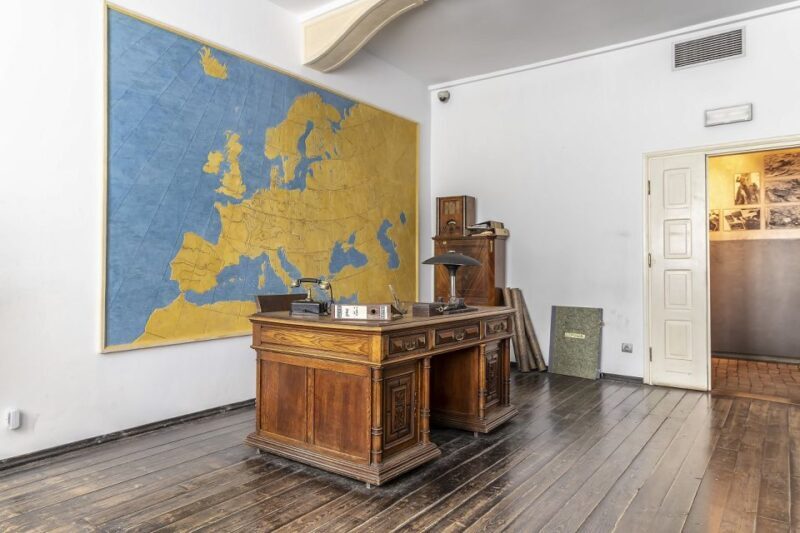 Krakow: Jewish Quarter and Schindler's Factory Guided Tour - Authentic Stories and Personal Touches