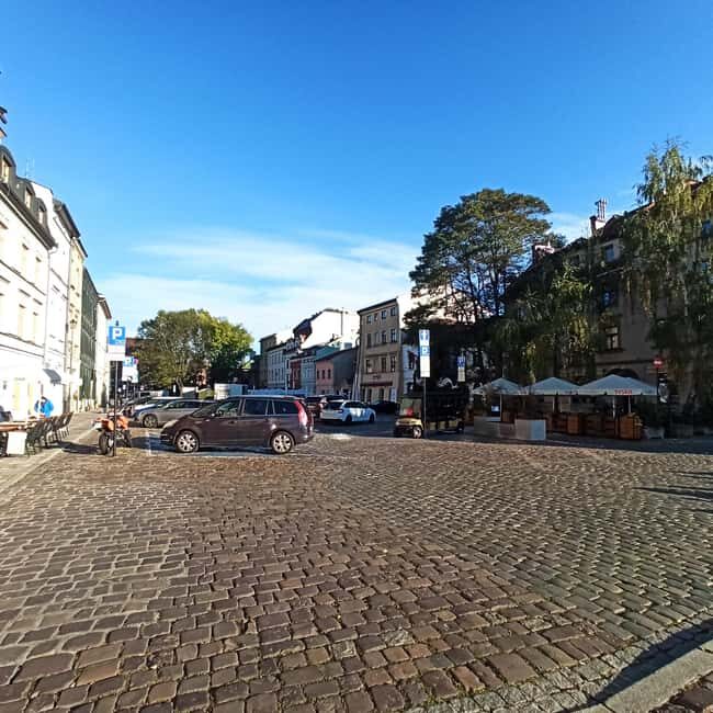 Krakow: Kazimierz Jewish Quarter Guided Walking Tour - Exploring Krakow’s Kazimierz: A Street-Level Perspective