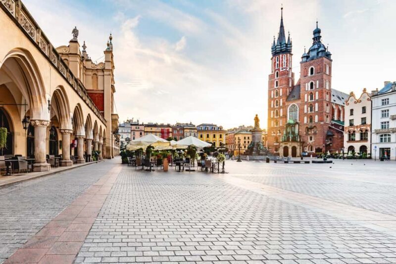 Krakow Old Town and National Museum Private Guided Tour - Key Points