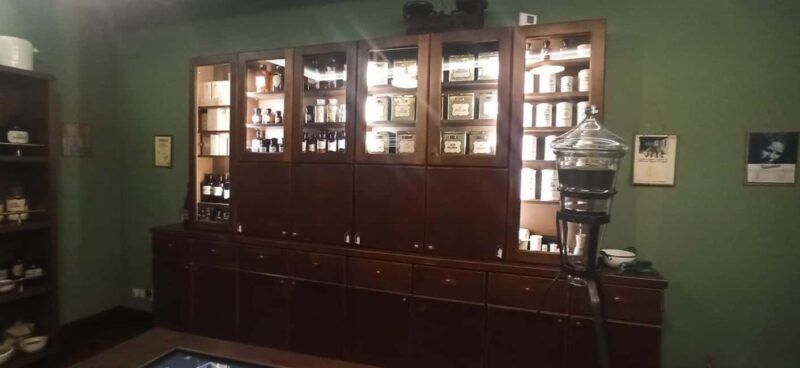 Krakow: Visit Apteka Pod Orlem in Italian - Discovering Krakow’s Ghetto Pharmacy: An In-Depth Review