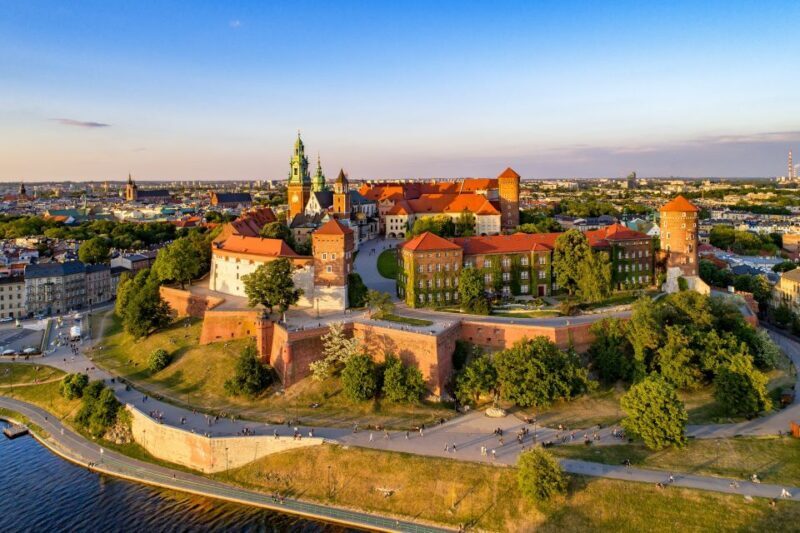Krakow: Wawel Castle Guided Walking Tour - Exploring Wawel Castle and Its Surroundings