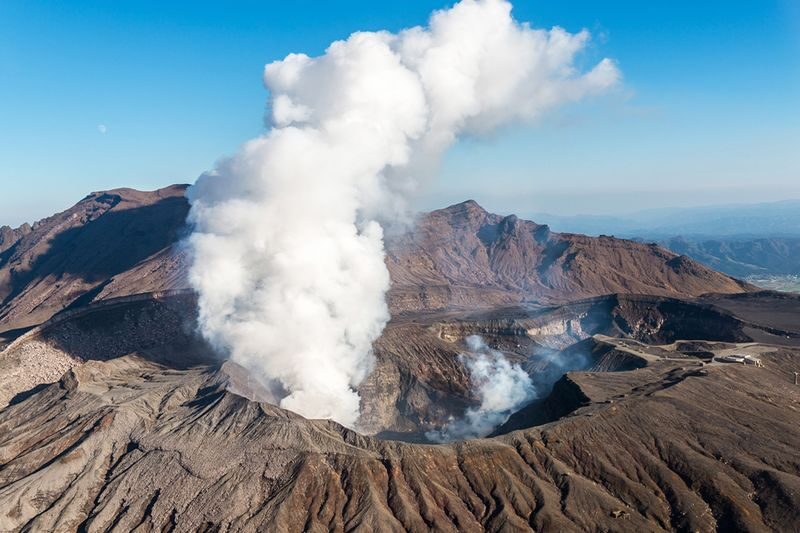 Kumamoto Aso Mythical Journey - Volcanic Scenery, Flying Waterfall Canyon, Hot Spring Healing Day Trip | Departing from Fukuoka - Choose castle, hot spring, or gorge