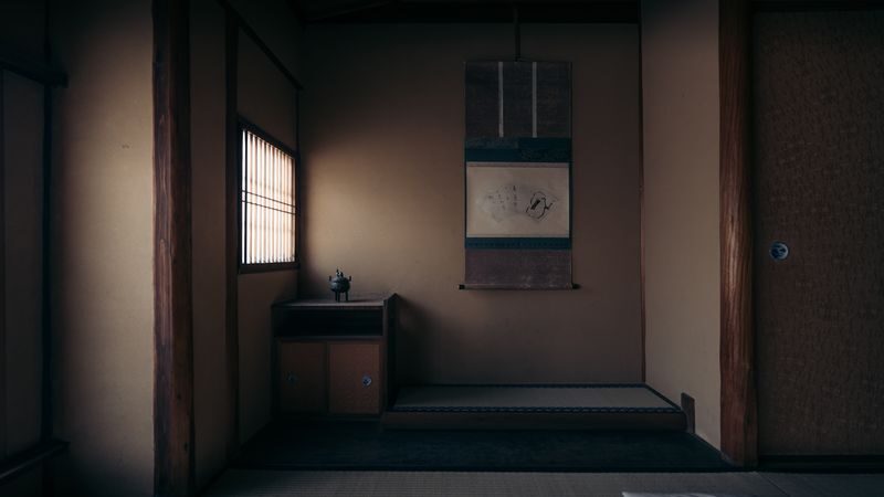 Kyoto: Candlelit Tea Ceremony in a 100-Year-Old Townhouse - From a Bright Front Room to Candlelight