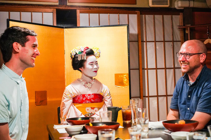 Kyoto: Geisha & Maiko Dinner Tour: An Intimate Cultural Experience - Gion first, dinner after