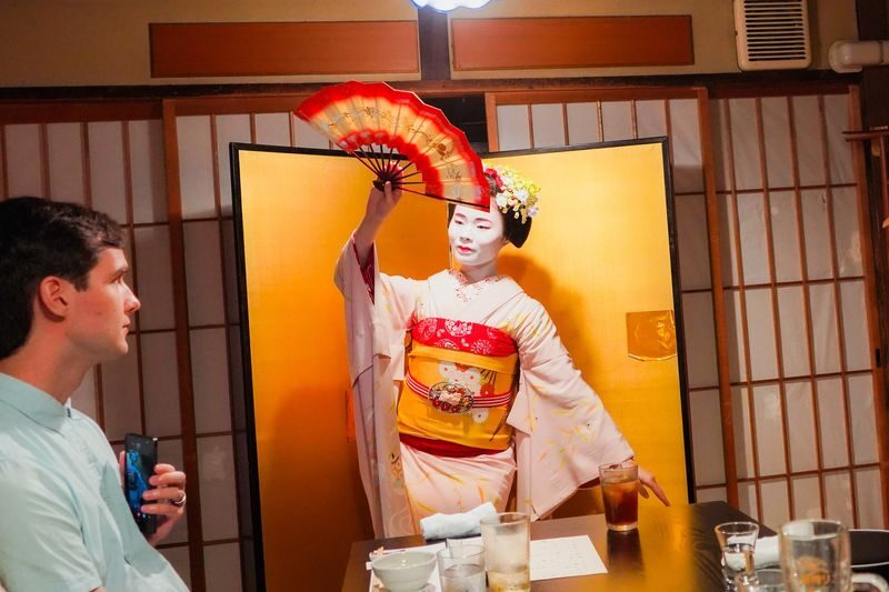 Kyoto: Geisha & Maiko Dinner Tour: An Intimate Cultural Experience - Meeting the maiko: the heart of the evening