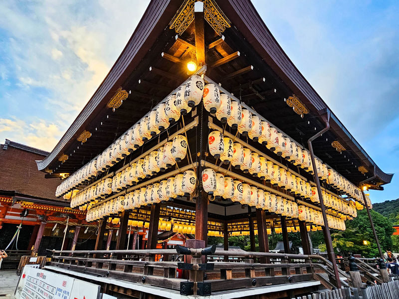 Kyoto Gion Night Guided Walking Tour (3 Hours) - A night walk that gives Gion context