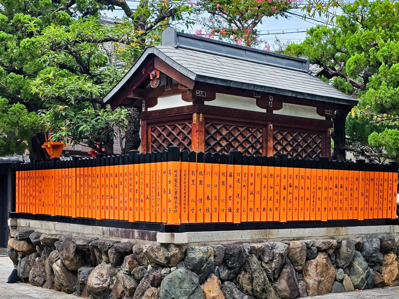 Kyoto Gion Night Guided Walking Tour (3 Hours) - What the group size and guide choice mean