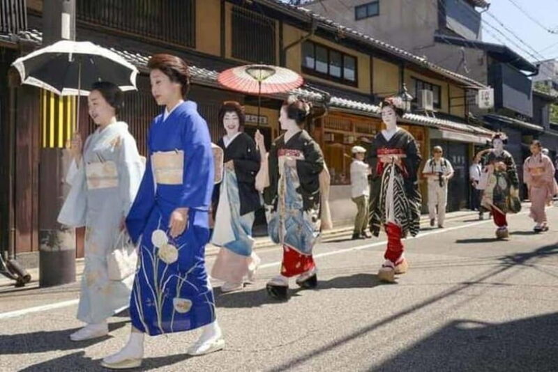 Kyoto Highlights: Gion & Fushimi Inari Tour with Guide - Walking Through Gion, Pontocho, and Miyagawacho