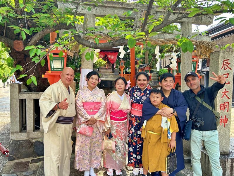 Kyoto Kimono & Gion Private Photography Tour - A Gion photo session built around kimono