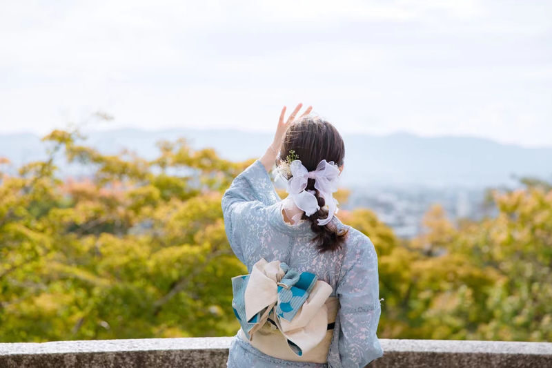 Kyoto Kimono Rental Experience & Japanese Style Makeup & Photo Shoot (Ookini Fushimi Inari Store) - What the day at Fushimi Inari can feel like