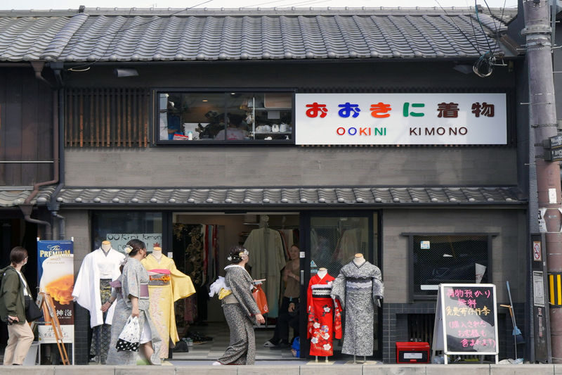Kyoto Kimono Rental Experience (Optional Exquisite Hair Styling/Japanese Makeup/Photography) (Ookini Kiyomizu-dera Main Store) - Dressing for Kyoto’s old streets