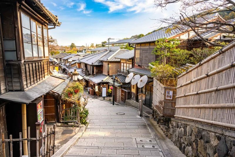 Kyoto Kinkaku-ji, Kiyomizu-dera, Fushimi Inari-taisha One-Day Tour - Guides, transport and the realities of a group day