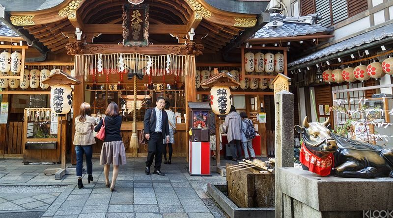 Kyoto Nishiki Market Half-Day Private Tour - A shrine between the shops