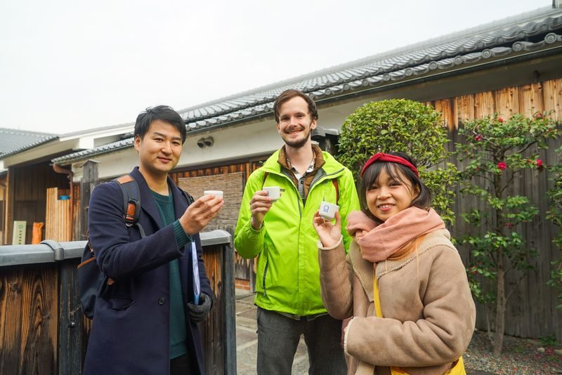 Kyoto Sake Tour in Fushimi: 18 Sake Tastings & Historic Breweries - Guides shape the afternoon
