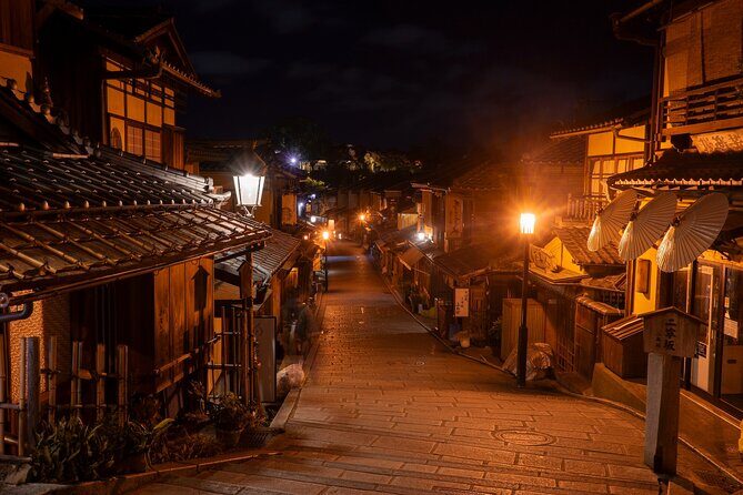 Kyotos Best Sake-in-Hand Evening Walk Tour in Gion and Yasaka - The Grand Finale at Yasaka Shrine