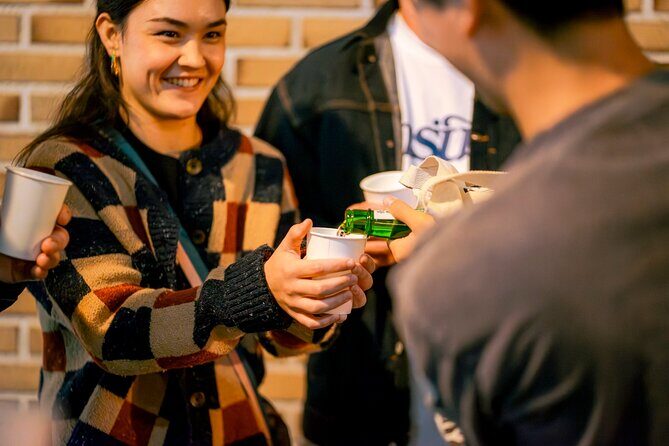 Kyotos Best Sake-in-Hand Evening Walk Tour in Gion and Yasaka - Guide and Group Size