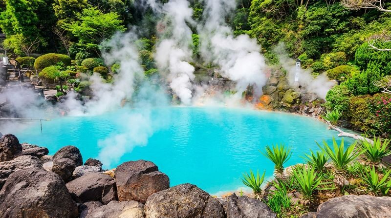 Kyushu Fukuoka Classic Day Tour | Nyoirin-ji Temple & Mt. Yufu & Yufuin & Kinrin Lake & Umi Jigoku (Sea Hell) & Kamado Jigoku (Oven Hell) Day Tour (Chinese and English Tour Guides / Departure from Fukuoka) - Kinrin Lake: a brief pause for water and mist