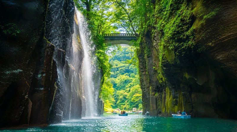 Kyushu Miyazaki | Takachiho Gorge, Takachiho Small Train, Forest Secret Cafe, Amano Iwato Day Trip | Optional Takachiho Boat Tour (Departing from Fukuoka) - Why a bus tour makes sense for Takachiho