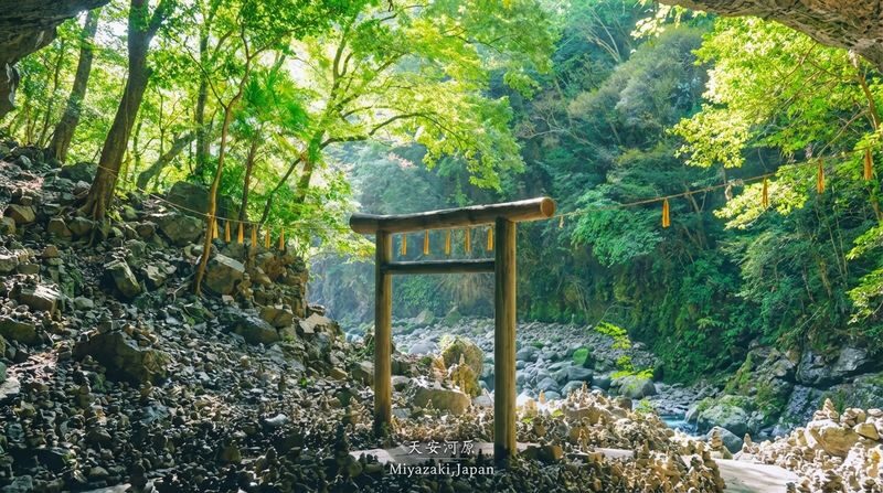 Kyushu One-Day Tour: Takachiho Railway & Takachiho Gorge & Amano Iwato Shrine (Chinese and English Speaking Guide, Departing from Fukuoka) - Takachiho Gorge: Waterfalls, Rock Walls and Steps