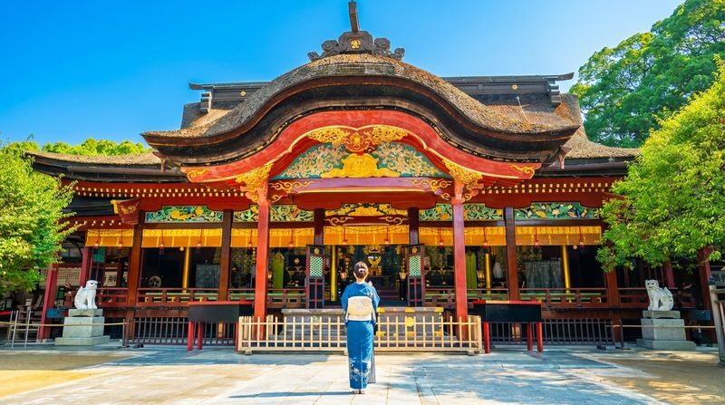Kyushu Yanagawa & Itoshima Day Trip: Meoto Iwa & Ichiran Ramen & Yanagawa River Cruise & Shiraito Falls/Raizan Sennyoji Temple & Dazaifu Tenmangu Shrine (Departing from Fukuoka) - What the guide and group format add