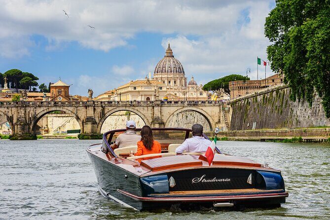 La Dolce Vita: Private Luxury Boat Ride in the Eternal City - Key Points