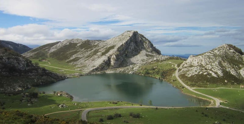 Lakes of Covadonga and Sanctuary of Covadonga: Guided and interpreted tour - Exploring the Covadonga Lakes and Sanctuary: An In-depth Review