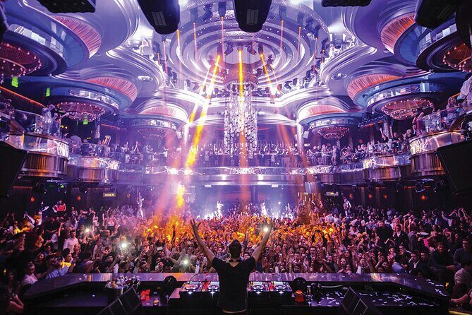 Las Vegas Club Crawl with Party Bus and Free Drinks - Key Points