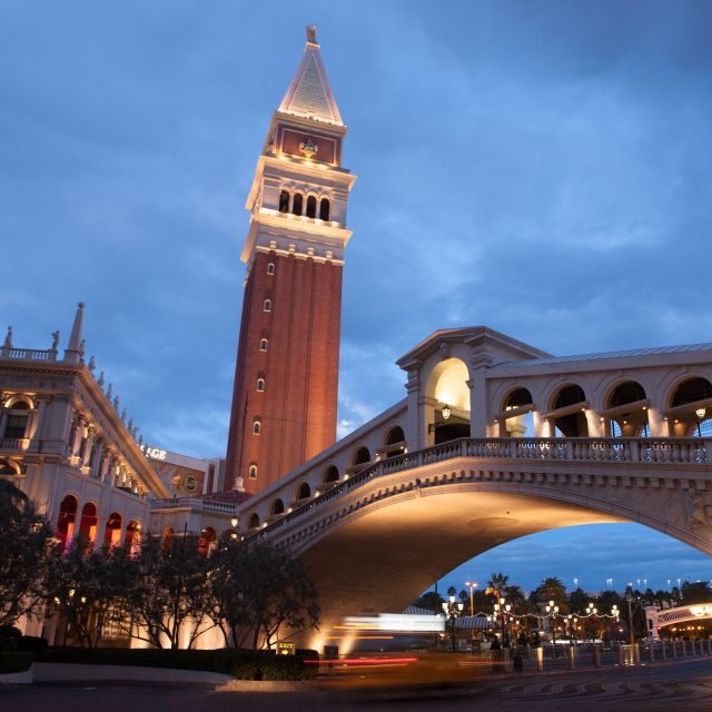 Las Vegas: Las Vegas Strip Night Tour with Spanish Guide - Why This Tour Stands Out