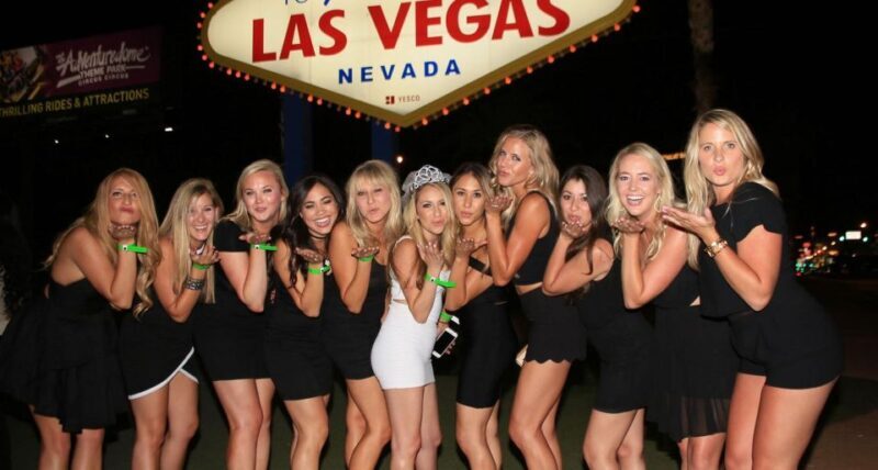 Las Vegas: Nightclub and Bar Crawl with Party Bus and Drinks - The Experience in Detail