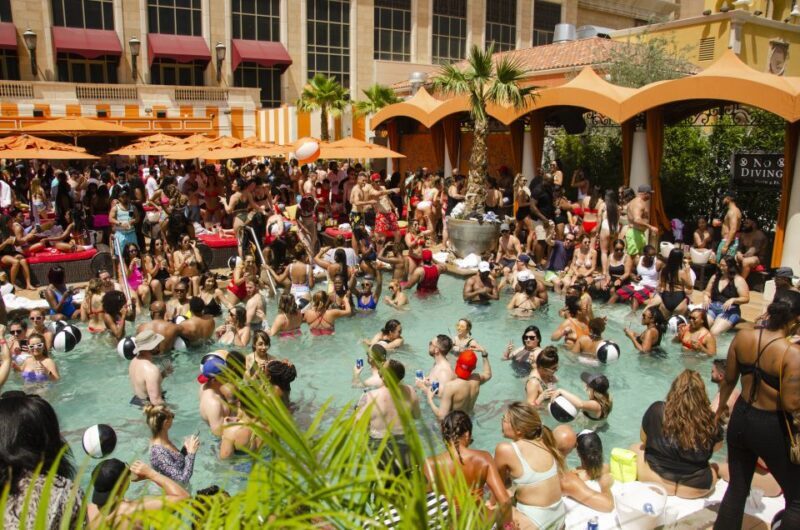 Las Vegas: Party Bus Day Club Tour with Drinks & Club Entry - Exploring the Las Vegas Day Club Scene on a Party Bus