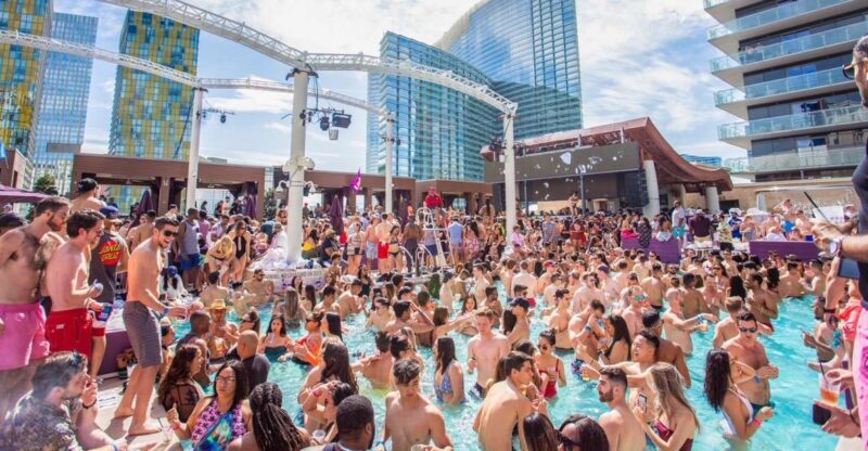 Las Vegas: Party Bus Day Club Tour with Drinks & Club Entry - Itinerary Breakdown: What You Can Expect